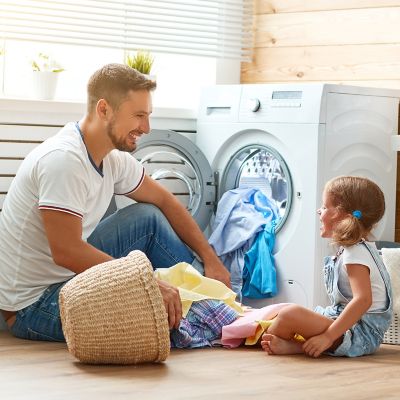 Ojciec i dziecko robią razem pranie
