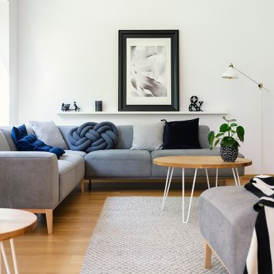 Ein großes graues Sofa in einem Wohnzimmer