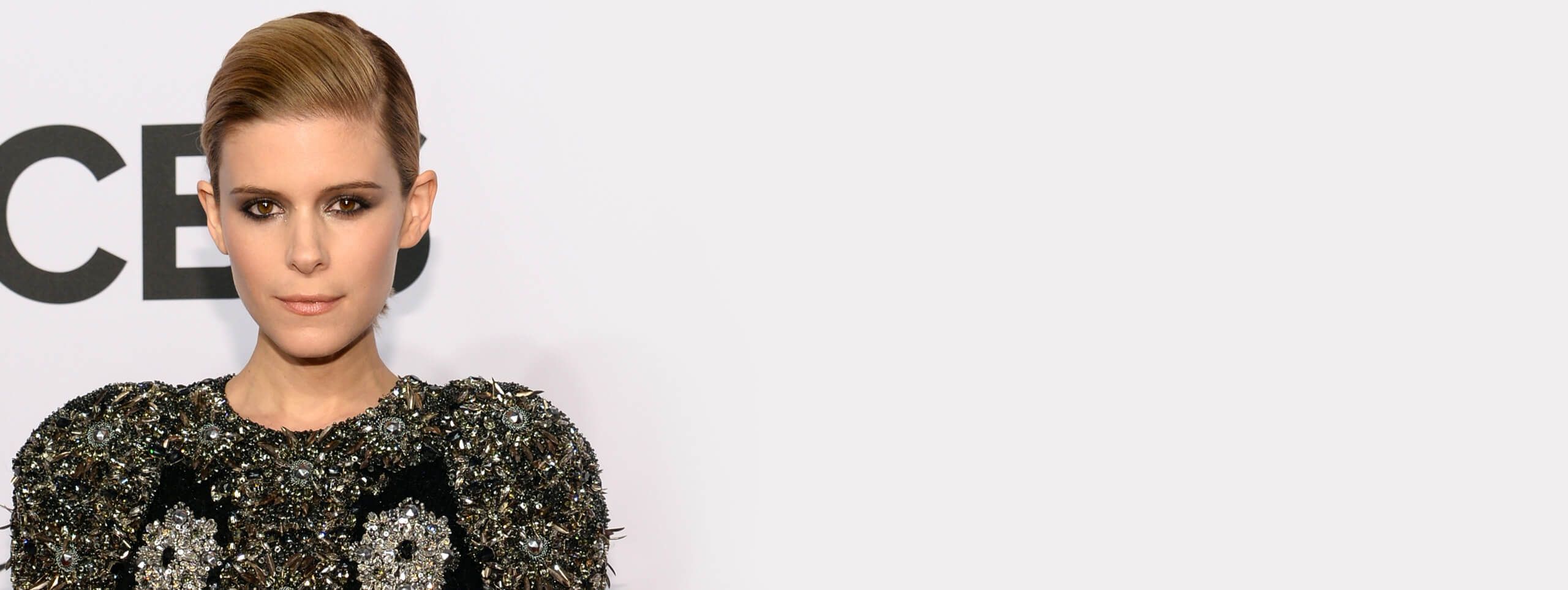Kate Mara avec une raie de côté