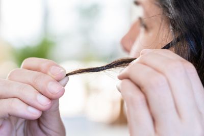 Use xampu e condicionador para remover a cola dos cabelos.