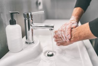 Remover supercola com água morna e sabão.