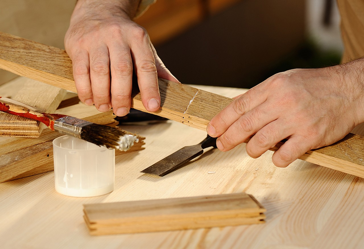 Colle à bois menuiserie sans clous ni vis
