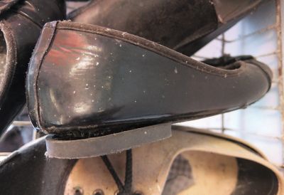 Using shoe glue to repair shoes in seconds