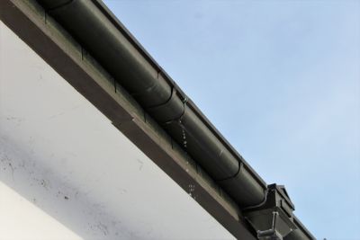 Cracked gutter pipe