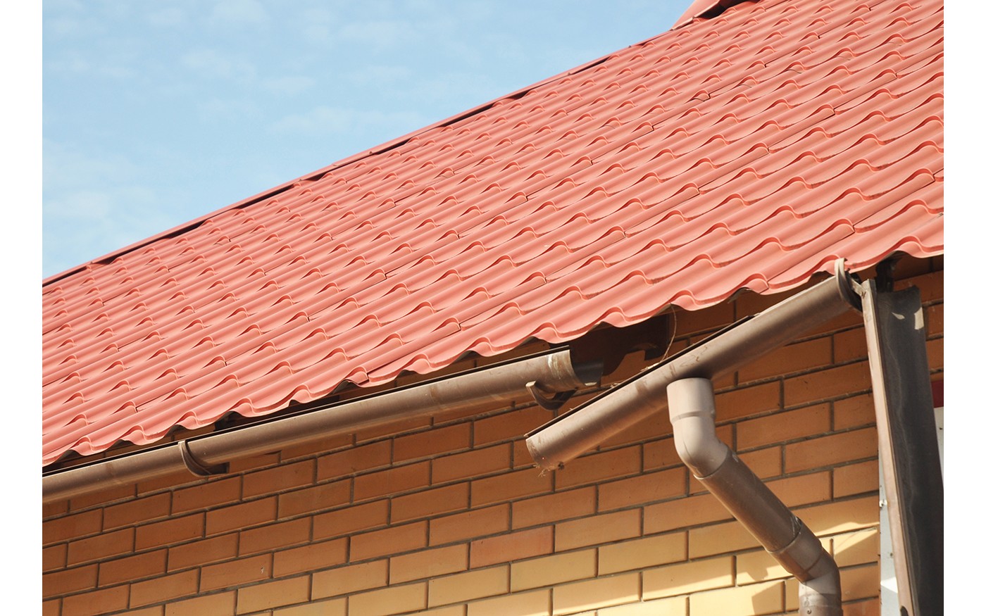 How to fix gutters using sealants