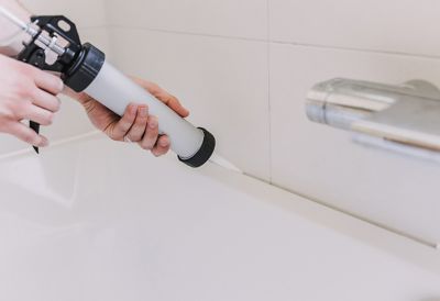 Caulking gun with sealant