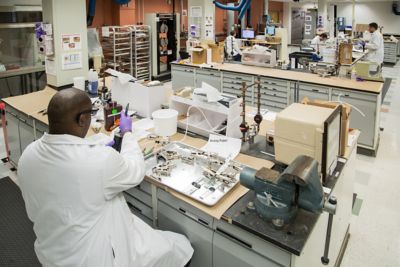 研究室で働く人の画像
