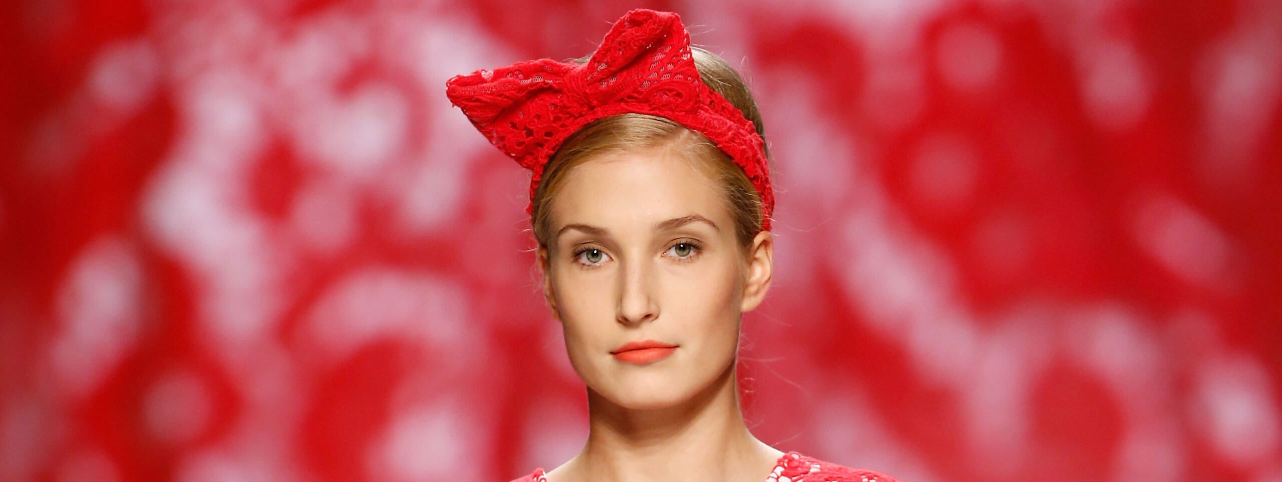 Mannequin avec headband rouge