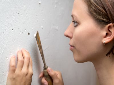 Löcher spachteln, Risse füllen: So kriegen Sie Ihre Wand wunderbar glatt