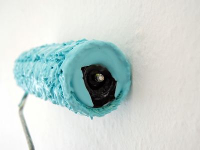 Raufasertapete streichen: So erstrahlen die Wände in neuem Glanz