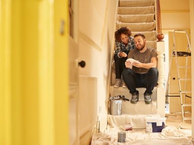 Treppenhaus tapezieren: So bringen Sie neue Tapeten sicher an die Wand