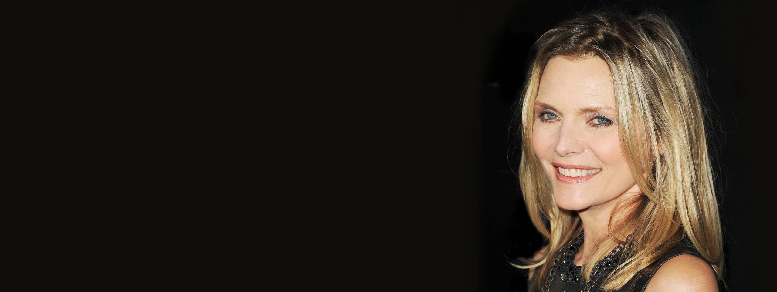 Michelle Pfeiffer de trois quart en blonde