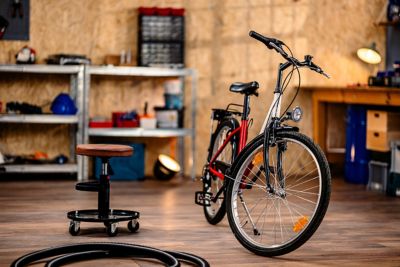 Eine Fahrrad steht in einer Werkstatt.