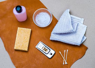 materiales para quitar pegamento de cuero: rascador, esponja, toalla, bastoncillos, disolvente