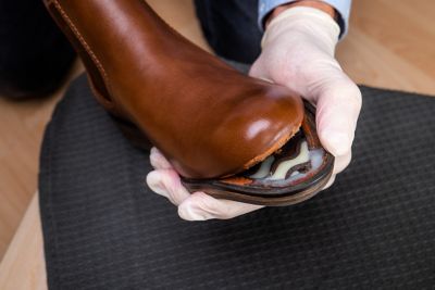 pegar suela de bota de cuero con pegamento para calzado
