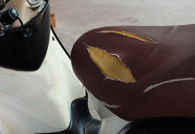 Ein Bild von einem Riss in einem Motorradsattel