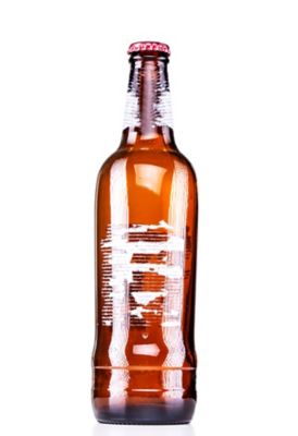 Alte Flasche mit Etikett, dessen Klebstoff zu entfernen ist