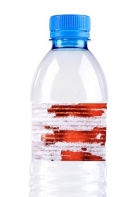 Zu entfernende Klebereste eines Etiketts auf einer Plastikflasche