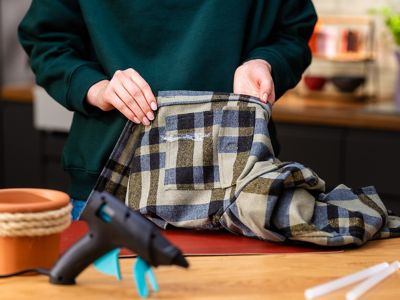 lijm van lijmpistool verwijderen uit kleding