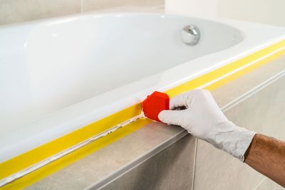 Come applicare il silicone sigillante antimuffa nella vasca da bagno 