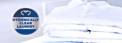 Chemises propres pliées à côté du logo "hygienically clean laundry"