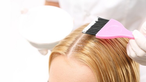hoe verwijder je vlekken van haarverf en haarkleuring