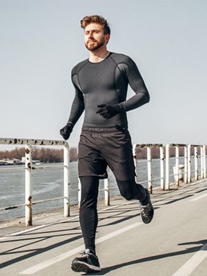 Un homme en tenue de sport faisant son jogging