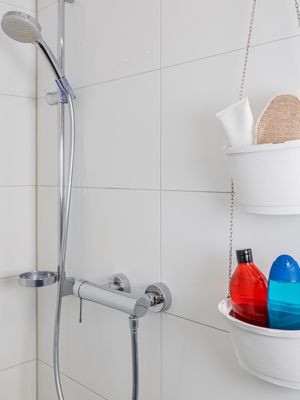 DIY shower caddy: Simple upcycling storage solutions