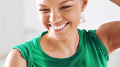 Lächelnde Frau in grünem T-Shirt