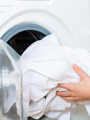 Çamaşırla dolu bir çamaşır makinesi tamburu.