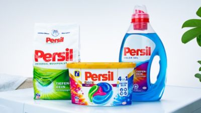 Verschiedene Persil Produkte auf einer Waschmaschine.