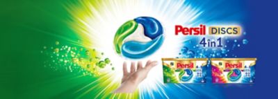 Capsule detergent Persil Discs 4in1 - o mână ce ține capsula