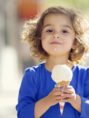 Kleines Kind mit Eis in der Hand