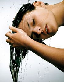 Płukanie włosów to ostatni etap mycia głowy