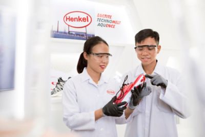 Henkel đầu tư máy ép nhiệt cao su mới tại&nbsp; Trung tâm ứng dụng công nghệ keo dán cho ngành da giày Việt Nam