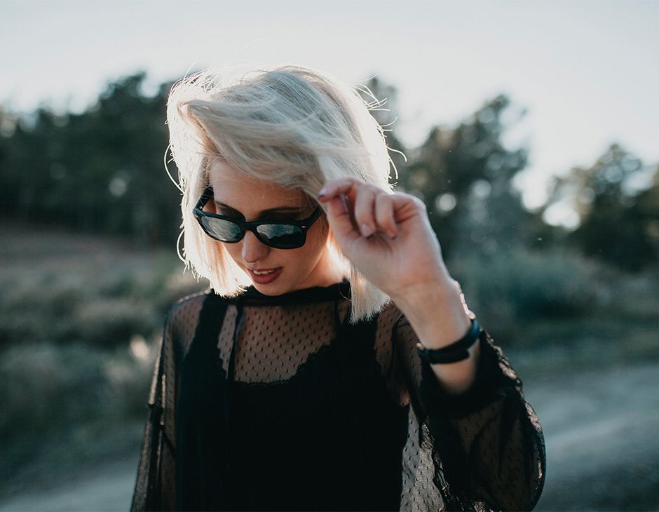 Женщина в темных очках с оттенком волос «скандинавский блонд»