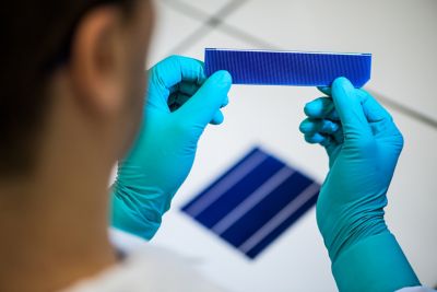 Un científico inspecciona una pieza de paneles solares