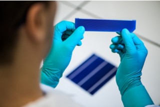 科学家检查太阳能电池板
