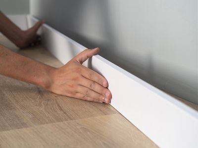 Install a skirting board using Pattex PL100