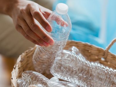 Recycler une bouteille plastique en objet utile&nbsp;: la bonne astuce