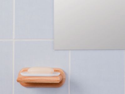 Peilin ja saippuakulhon kiinnittäminen laattoihin No More Nails Waterproof -liimalla