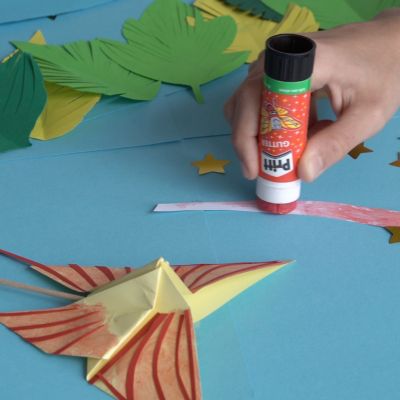 Colla stick Pritt, 2 stick di colla glitterata rossa e gialla da 20 g  ciascuno, senza solventi, colla per bambini per lavori artistici e  artigianali