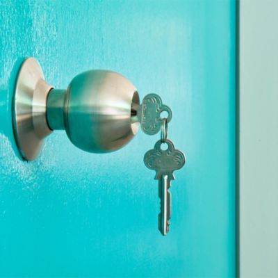 How to fix a loose door handle<b> </b>