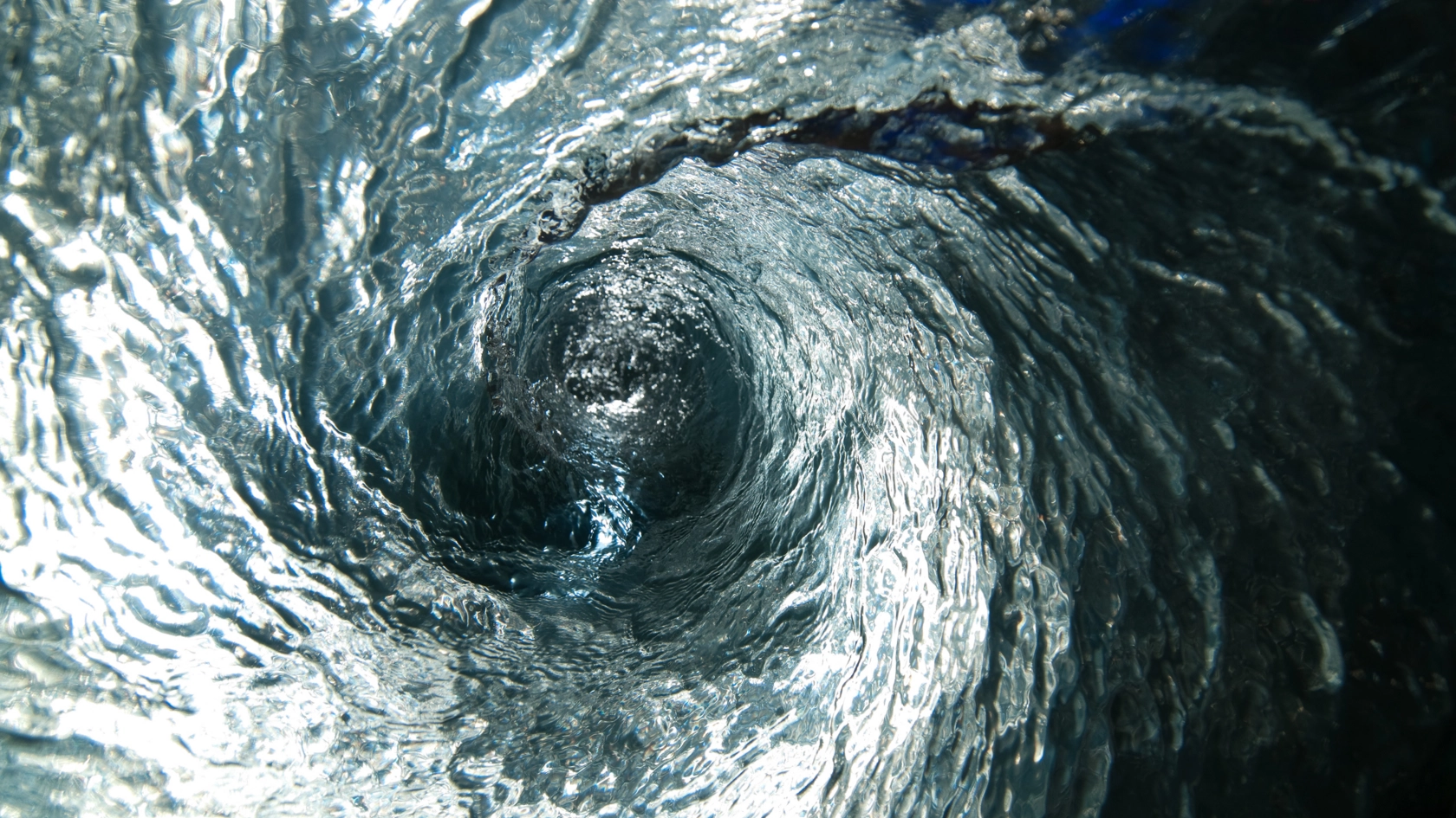 водоворот в реке. лофотенские острова водоворот мальстрем. водоворот голополосов. судеб сломанных бурлит водоворот. водоворот на волге.