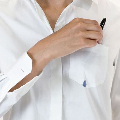 pen op witte kleding